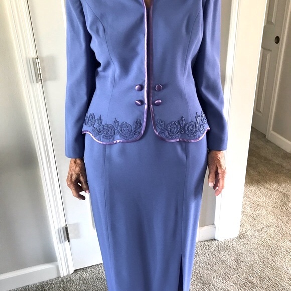 Remini Suit, Size 6 - Picture 2 of 13